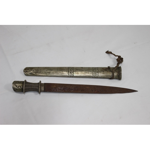 439 - ANTIQUE EASTERN DAGGER
37CM