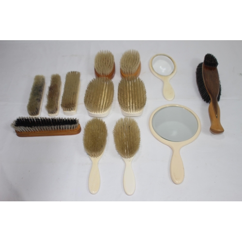 497 - QUANTITY OF VINTAGE AND ANTIQUE DRESS BRUSHES