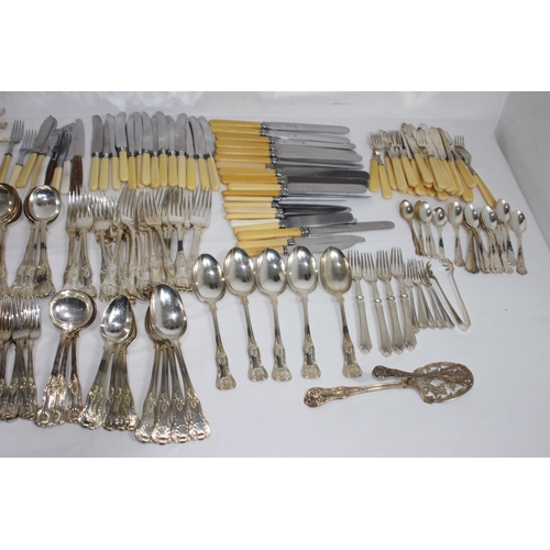 499 - LARGE QUANTITY OF VINTAGE CUTLERY ETC