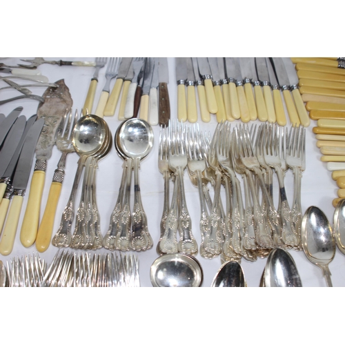 499 - LARGE QUANTITY OF VINTAGE CUTLERY ETC