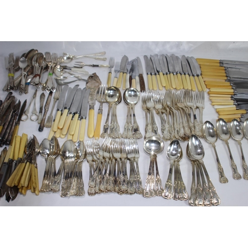 499 - LARGE QUANTITY OF VINTAGE CUTLERY ETC