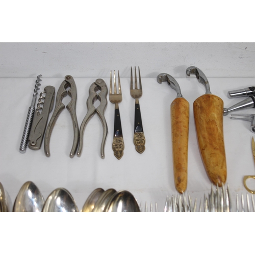 499 - LARGE QUANTITY OF VINTAGE CUTLERY ETC