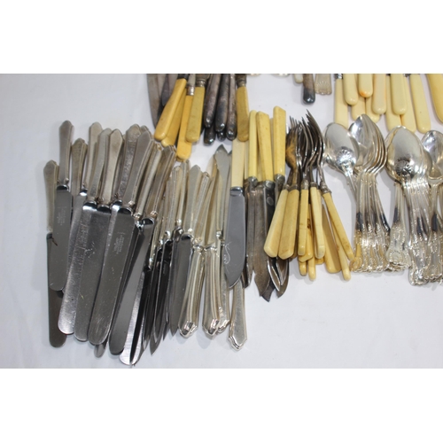 499 - LARGE QUANTITY OF VINTAGE CUTLERY ETC