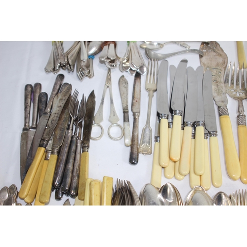 499 - LARGE QUANTITY OF VINTAGE CUTLERY ETC