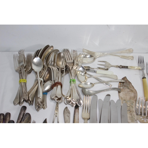 499 - LARGE QUANTITY OF VINTAGE CUTLERY ETC