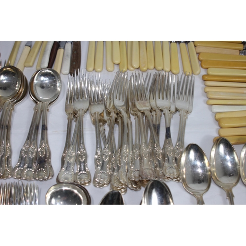 499 - LARGE QUANTITY OF VINTAGE CUTLERY ETC