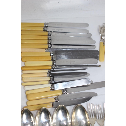 499 - LARGE QUANTITY OF VINTAGE CUTLERY ETC