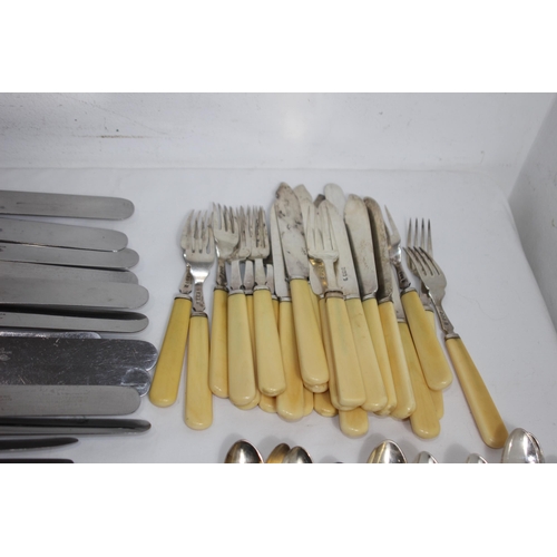 499 - LARGE QUANTITY OF VINTAGE CUTLERY ETC