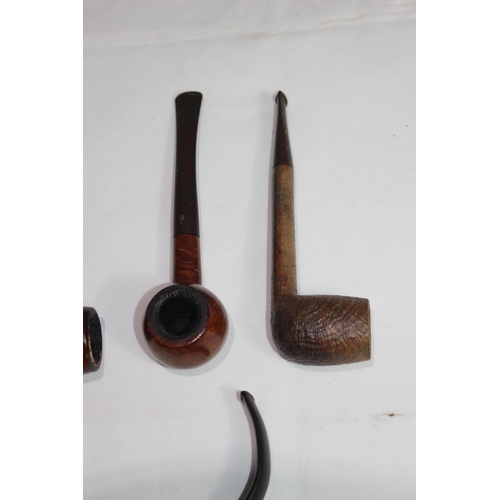 514 - VINTAGE PIPE RACK AND PIPES 
48 X 40CM