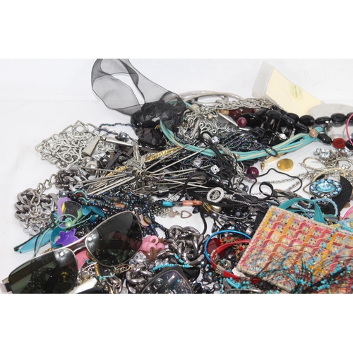 525 - BOX OF COSTUME JEWELLERY