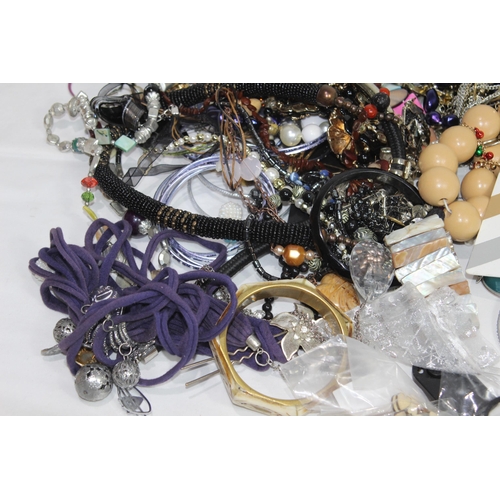 528 - BAG OF COSTUME JEWELLERY