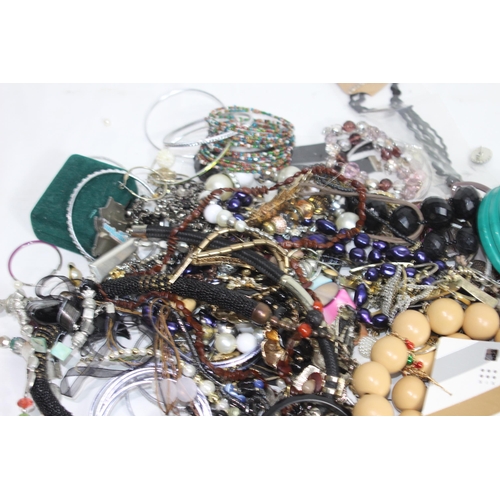 528 - BAG OF COSTUME JEWELLERY