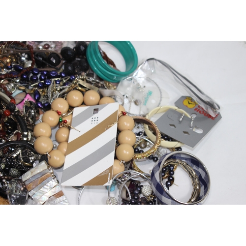 528 - BAG OF COSTUME JEWELLERY