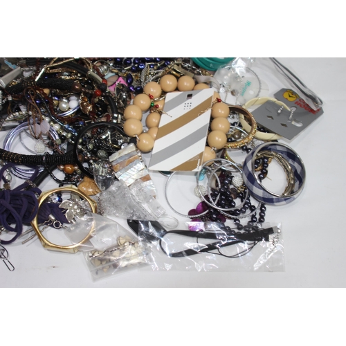 528 - BAG OF COSTUME JEWELLERY