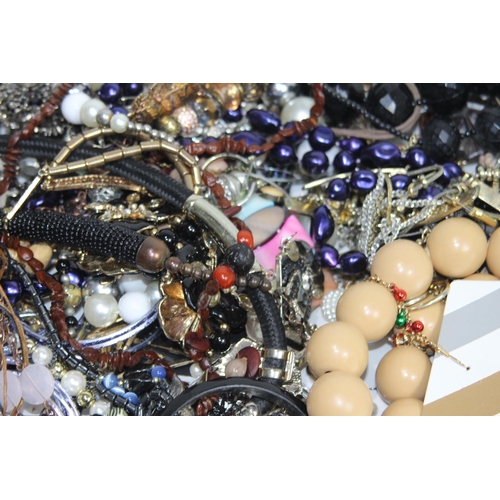 528 - BAG OF COSTUME JEWELLERY