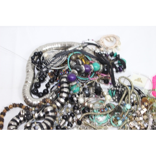 529 - BAG OF COSTUME JEWELLERY