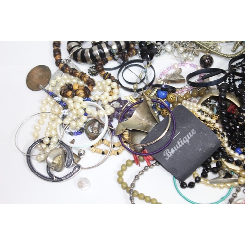 529 - BAG OF COSTUME JEWELLERY