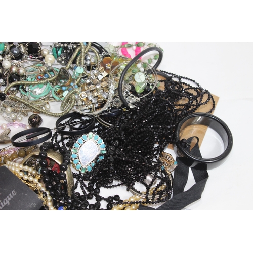 529 - BAG OF COSTUME JEWELLERY