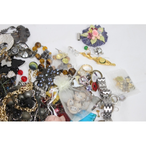 530 - BOX OF COSTUME JEWELLERY