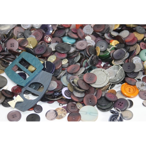 549 - LARGE QUANTITY OF BUTTONS