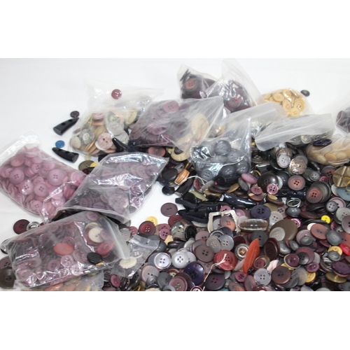 549 - LARGE QUANTITY OF BUTTONS