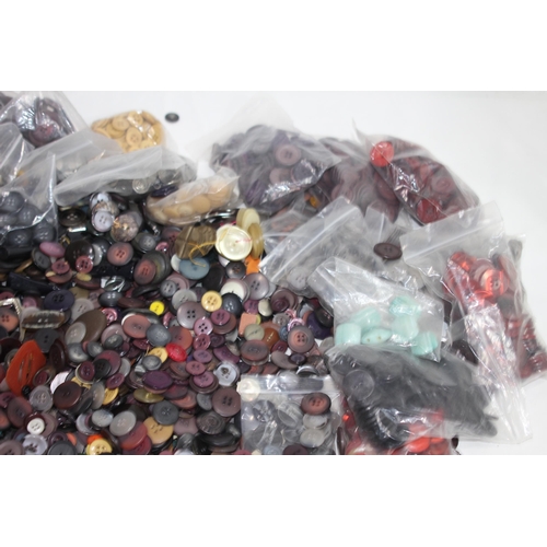 549 - LARGE QUANTITY OF BUTTONS