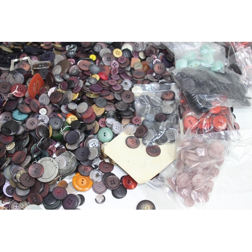 549 - LARGE QUANTITY OF BUTTONS