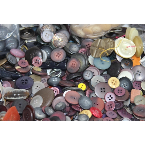 549 - LARGE QUANTITY OF BUTTONS