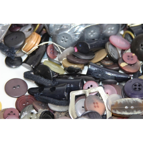 549 - LARGE QUANTITY OF BUTTONS