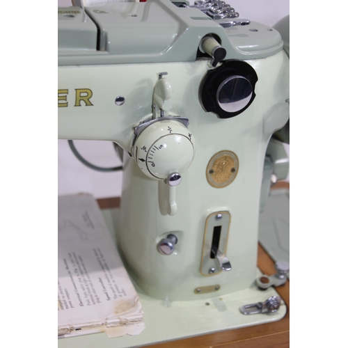 551 - VINTAGE SINGER SEWING MACHINE