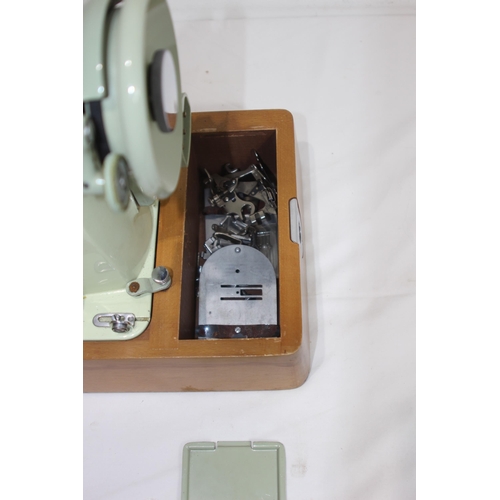 551 - VINTAGE SINGER SEWING MACHINE