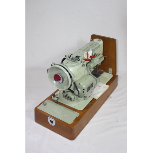 551 - VINTAGE SINGER SEWING MACHINE