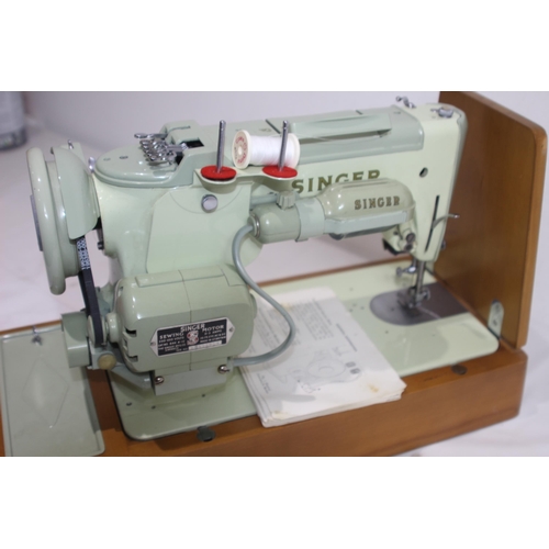 551 - VINTAGE SINGER SEWING MACHINE