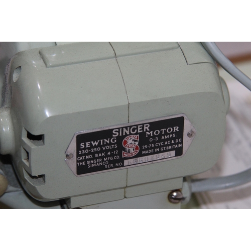 551 - VINTAGE SINGER SEWING MACHINE