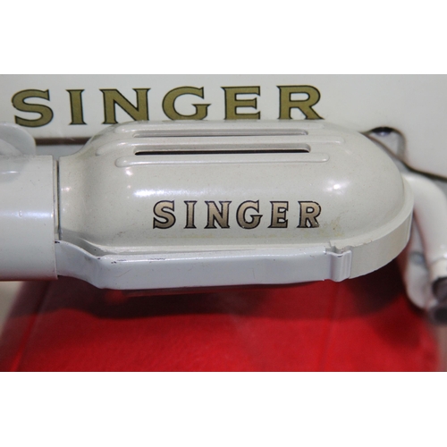 551 - VINTAGE SINGER SEWING MACHINE