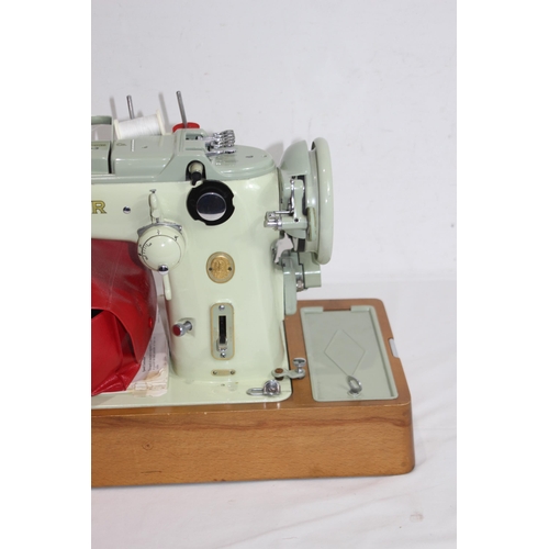 551 - VINTAGE SINGER SEWING MACHINE