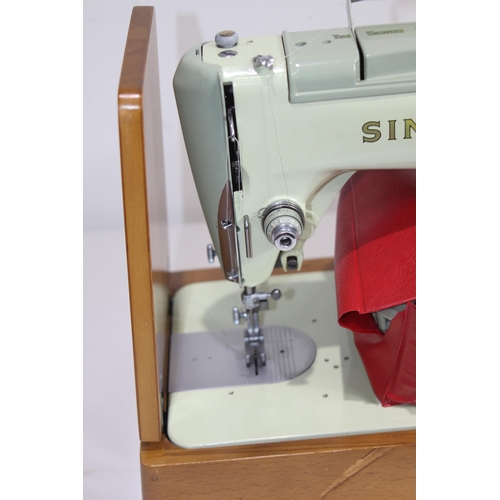 551 - VINTAGE SINGER SEWING MACHINE