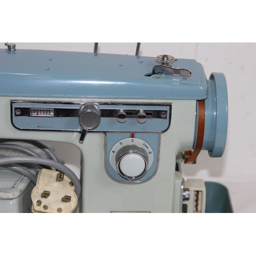 557 - VINTAGE JONES SEWING MACHINE