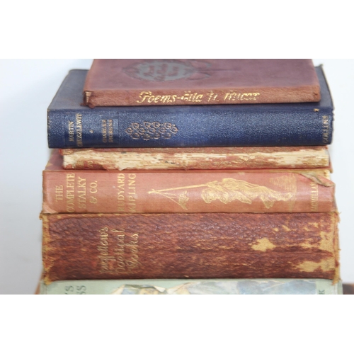 570 - LARGE QUANTITY OF VINTAGE BOOKS