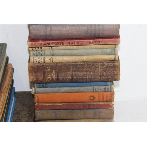 570 - LARGE QUANTITY OF VINTAGE BOOKS