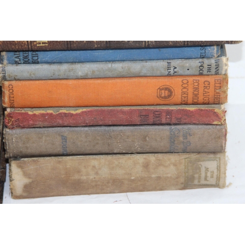 570 - LARGE QUANTITY OF VINTAGE BOOKS