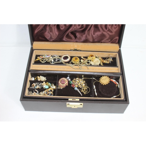 571 - QUANTITY OF JEWELLERY BOXES AND CONTENTS