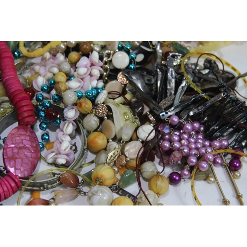 604 - QUANTITY OF COSTUME JEWELLERY