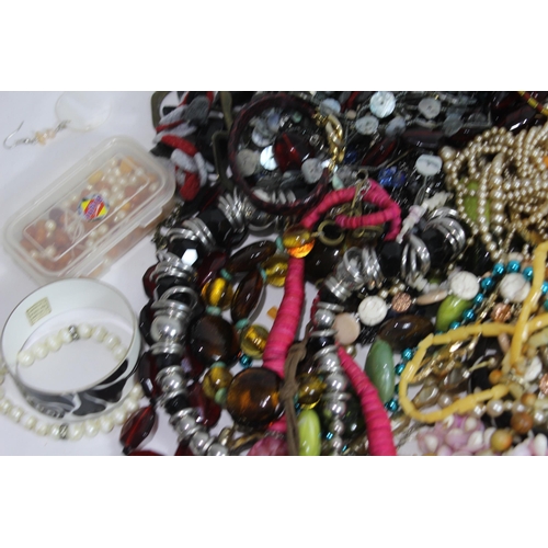 604 - QUANTITY OF COSTUME JEWELLERY