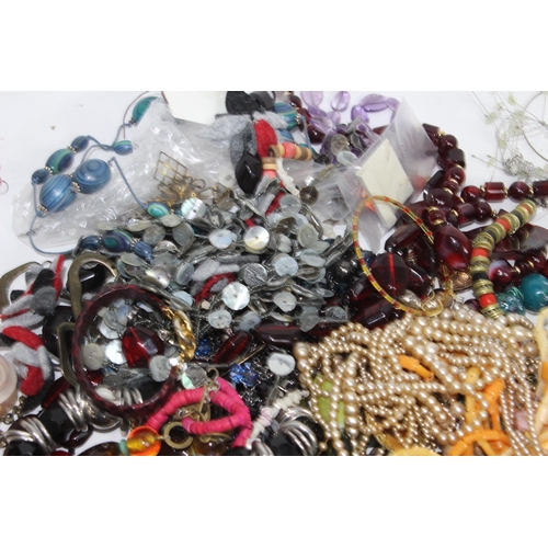 604 - QUANTITY OF COSTUME JEWELLERY