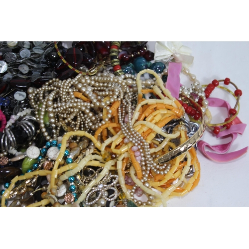 604 - QUANTITY OF COSTUME JEWELLERY