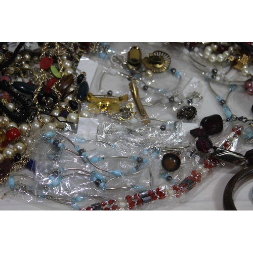 606 - QUANTITY OF COSTUME JEWELLERY