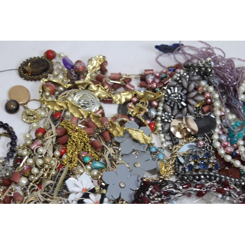 606 - QUANTITY OF COSTUME JEWELLERY