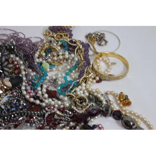 606 - QUANTITY OF COSTUME JEWELLERY