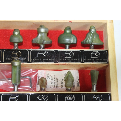 625 - CASED SET OF UNUSED ROUTER BITS